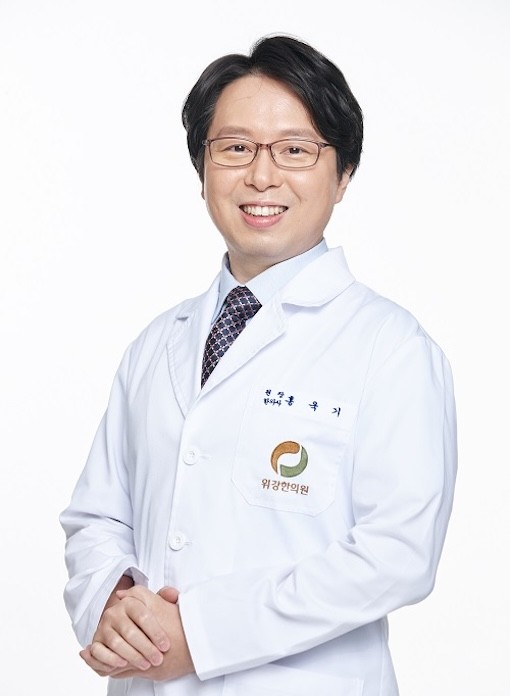 위강한의원_마른기침·가슴통증 심해진다면 ‘역류성식도염’ 치료 서둘러야